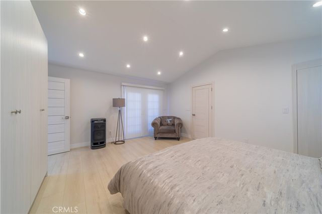 902 E WALNUT Avenue, Burbank, CA 91501