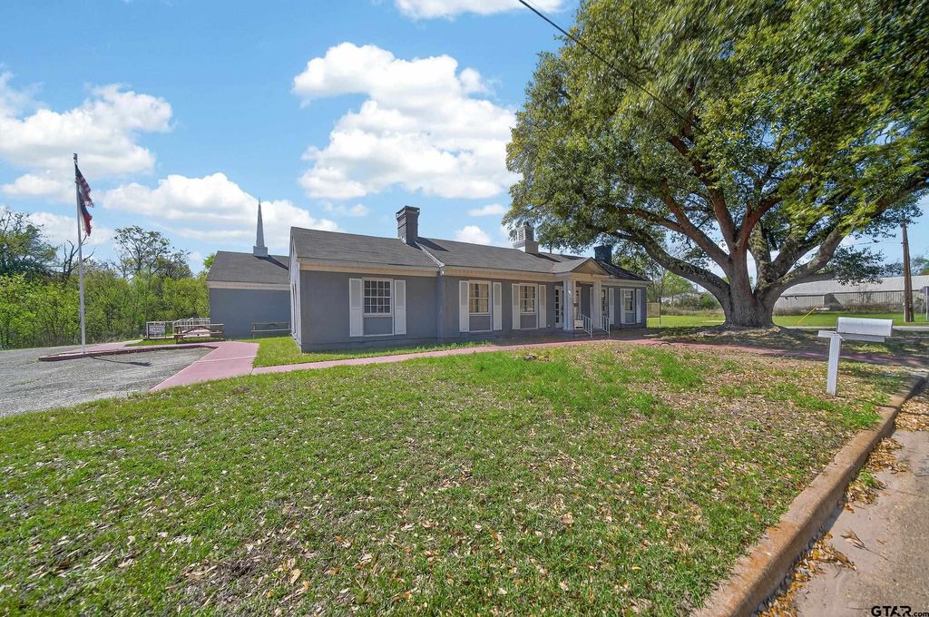 302 E South, Overton, TX 75684
