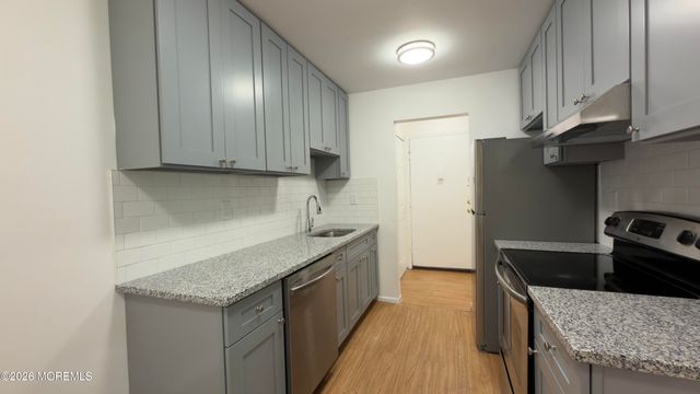 160 Cross Slope Court J, Manalapan, NJ 07726