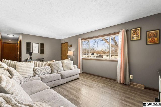 8205 Walnut Lane, Omaha, NE 68127