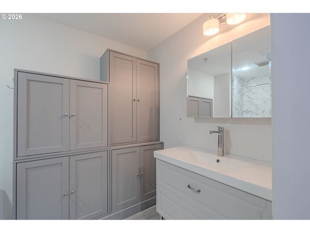 300 W 8TH St 306E, Vancouver, WA 98660