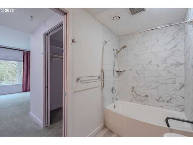 300 W 8TH St 306E, Vancouver, WA 98660