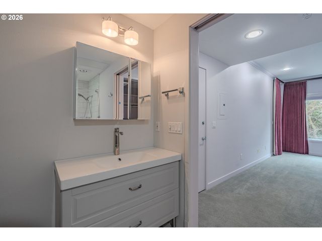 300 W 8TH St 306E, Vancouver, WA 98660