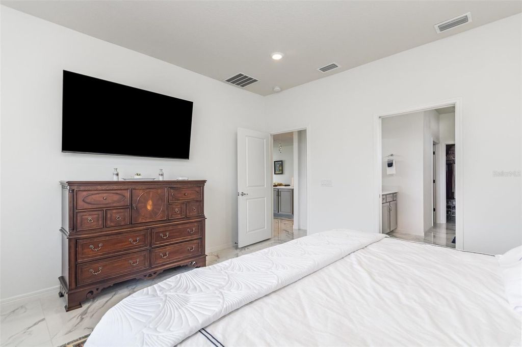 Image 15 of property listing at 1974 SPRING SHOWER CIRCLE, Kissimmee, FL 34744