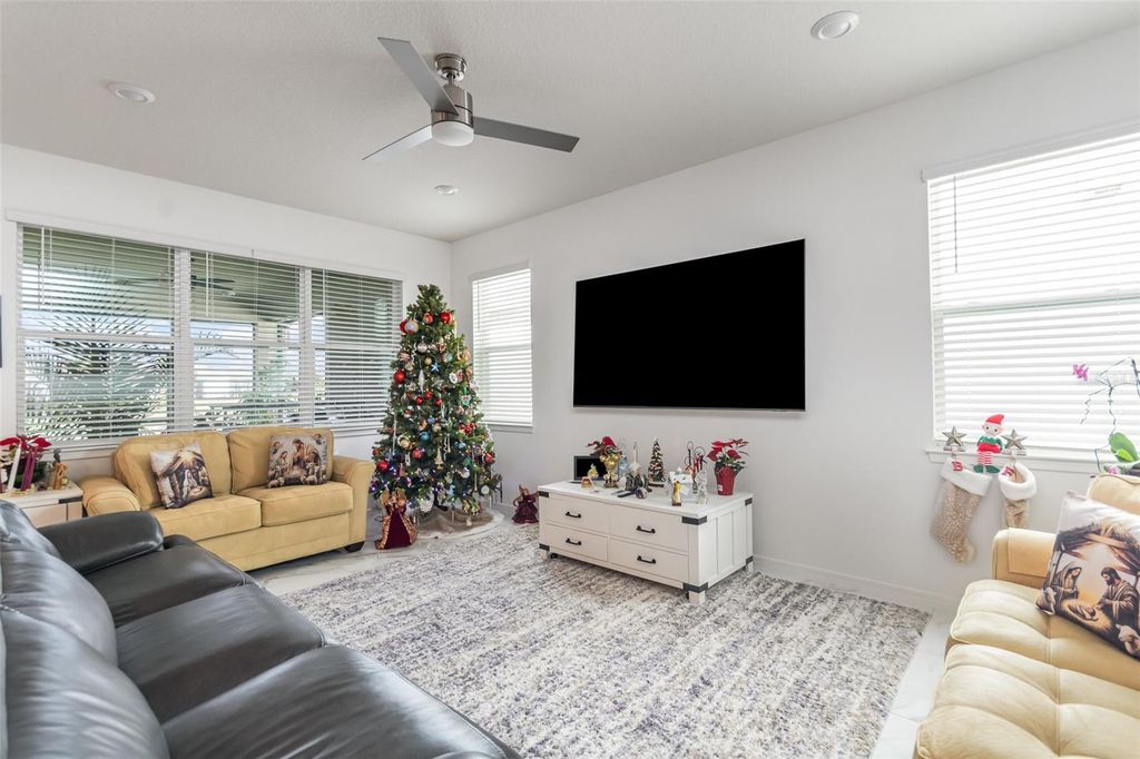 Image 5 of property listing at 1974 SPRING SHOWER CIRCLE, Kissimmee, FL 34744