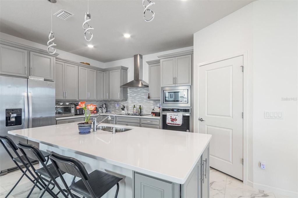 Image 8 of property listing at 1974 SPRING SHOWER CIRCLE, Kissimmee, FL 34744