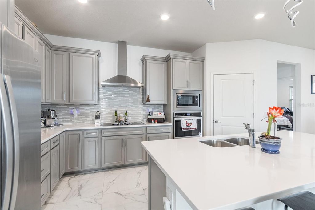 Image 9 of property listing at 1974 SPRING SHOWER CIRCLE, Kissimmee, FL 34744