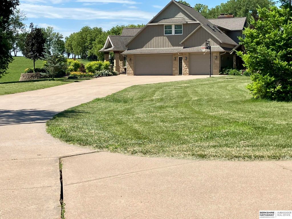 505 Oak Hill Road, Plattsmouth, NE 68048