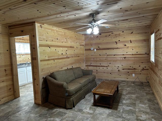 240 CATFISH LANE LN, Crump, TN 38327