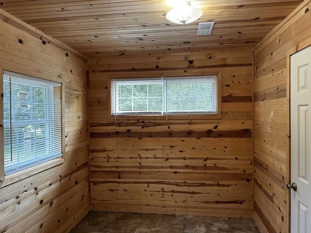 240 CATFISH LANE LN, Crump, TN 38327