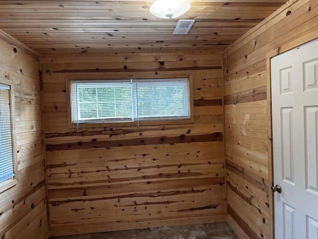 240 CATFISH LANE LN, Crump, TN 38327