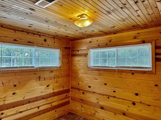 240 CATFISH LANE LN, Crump, TN 38327