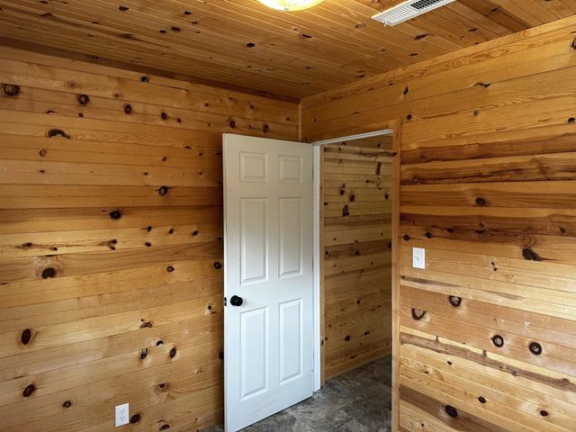 240 CATFISH LANE LN, Crump, TN 38327