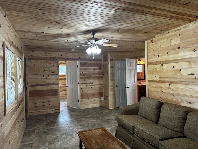 240 CATFISH LANE LN, Crump, TN 38327