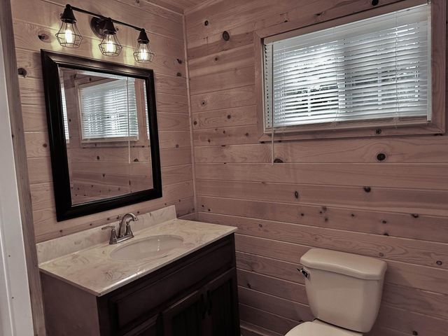 240 CATFISH LANE LN, Crump, TN 38327