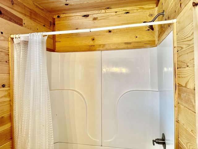 240 CATFISH LANE LN, Crump, TN 38327