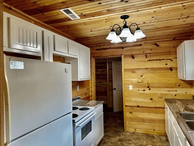 240 CATFISH LANE LN, Crump, TN 38327