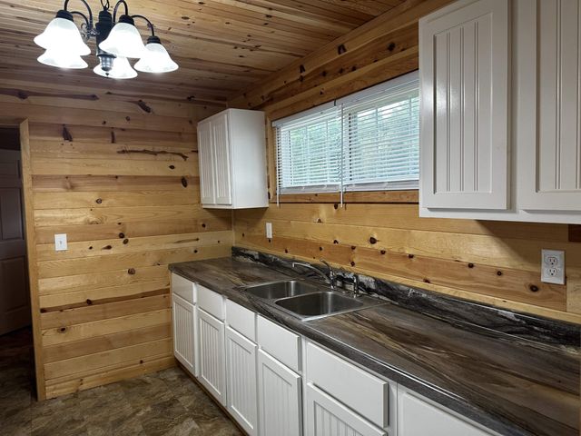 240 CATFISH LANE LN, Crump, TN 38327