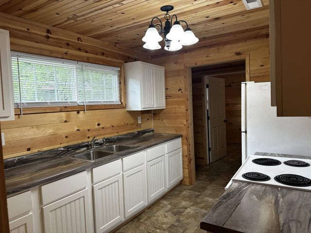 240 CATFISH LANE LN, Crump, TN 38327