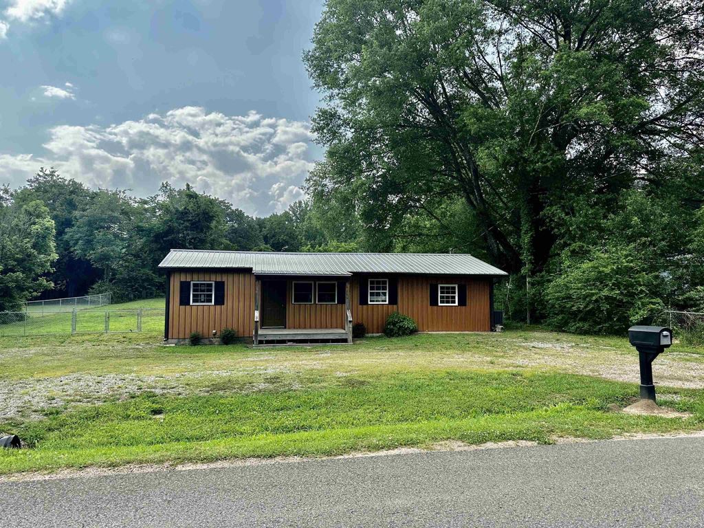 240 CATFISH LANE LN, Crump, TN 38327
