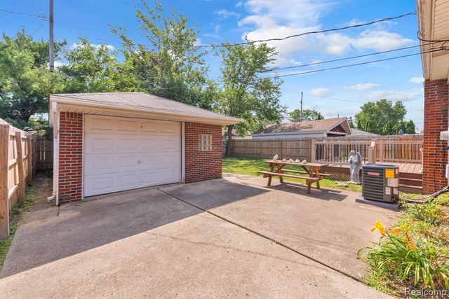24574 Mabray Avenue, Eastpointe, MI 48021