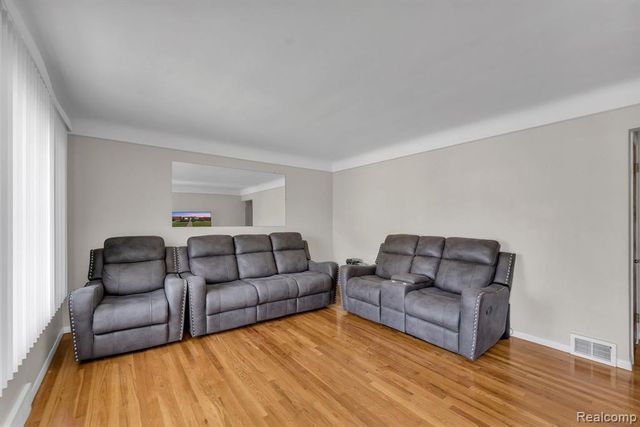 24574 Mabray Avenue, Eastpointe, MI 48021