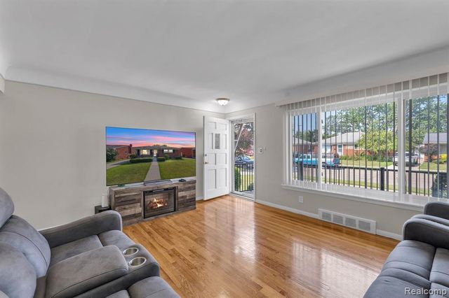 24574 Mabray Avenue, Eastpointe, MI 48021