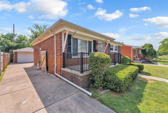 24574 Mabray Avenue, Eastpointe, MI 48021