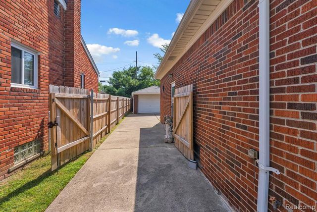 24574 Mabray Avenue, Eastpointe, MI 48021