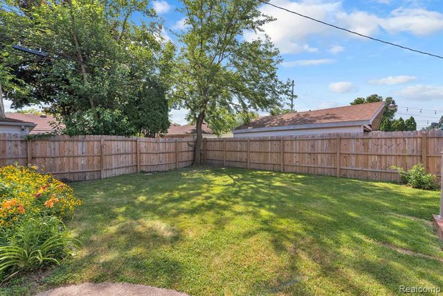 24574 Mabray Avenue, Eastpointe, MI 48021