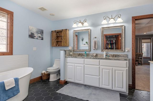 1004 W Glacier Court, Nixa, MO 65714