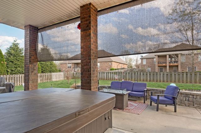 1004 W Glacier Court, Nixa, MO 65714