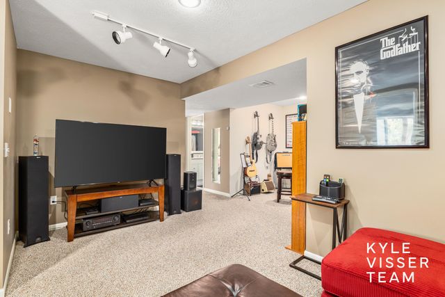 2916 Woodglen Street NW, Grand Rapids, MI 49504