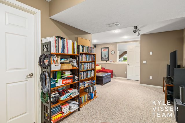 2916 Woodglen Street NW, Grand Rapids, MI 49504