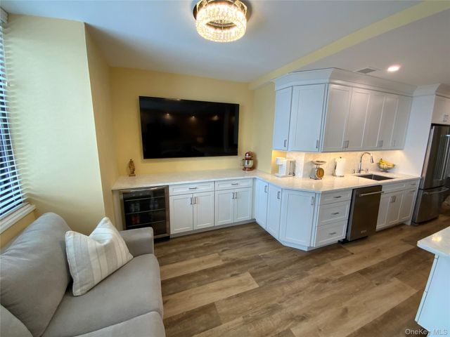 27110 Grand Central Parkway 25A, Floral Park, NY 11005