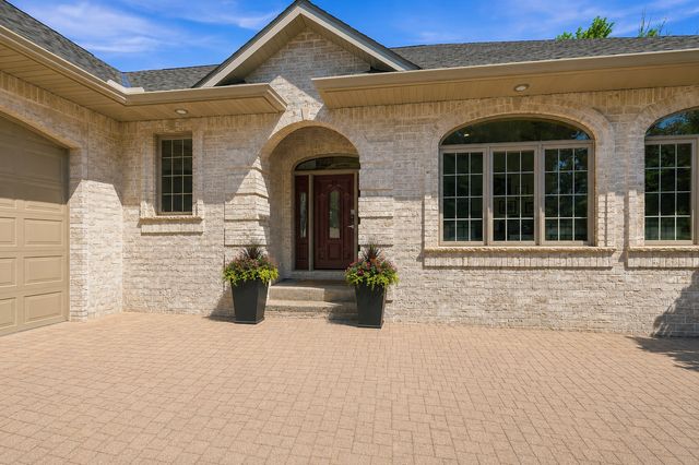 1084 Parkview Lane, Victoria, MN 55386