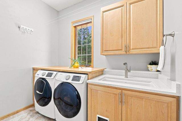 1084 Parkview Lane, Victoria, MN 55386