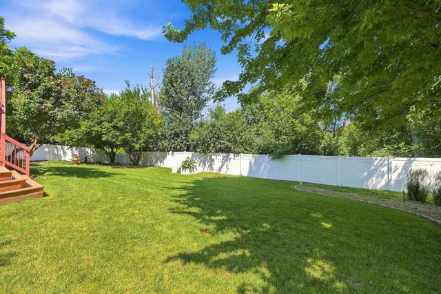 1084 Parkview Lane, Victoria, MN 55386