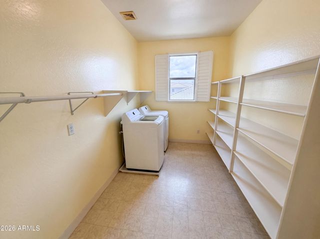 6033 S MACK Avenue, Gilbert, AZ 85298