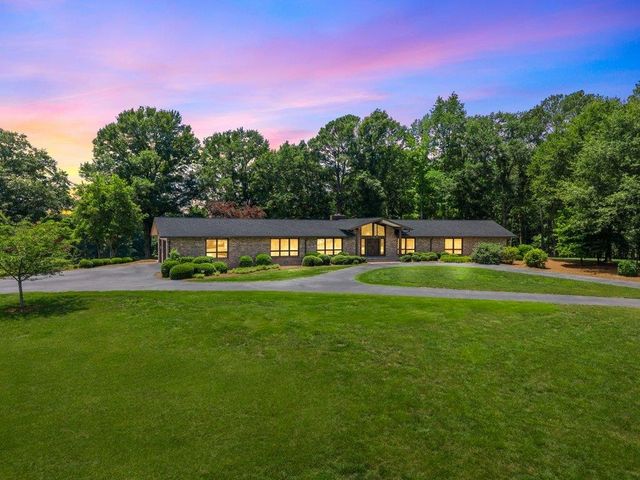 110 Racetrack Road, Woodruff, SC 29388