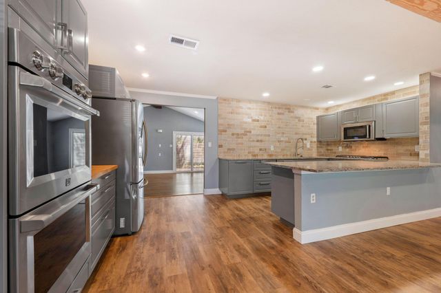 720 Dyer ST, Rockdale, TX 76567