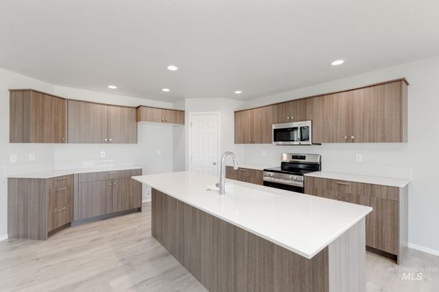 901 Strike Eagle St, Mountain Home, ID 83647