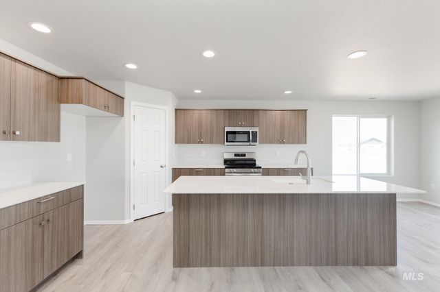 901 Strike Eagle St, Mountain Home, ID 83647