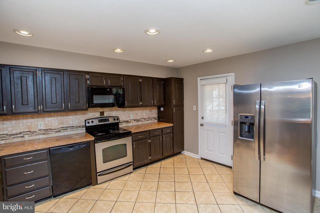 24 SANDY RIDGE DR, Doylestown, PA 18901