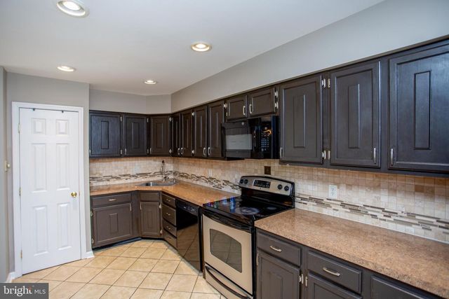 24 SANDY RIDGE DR, Doylestown, PA 18901
