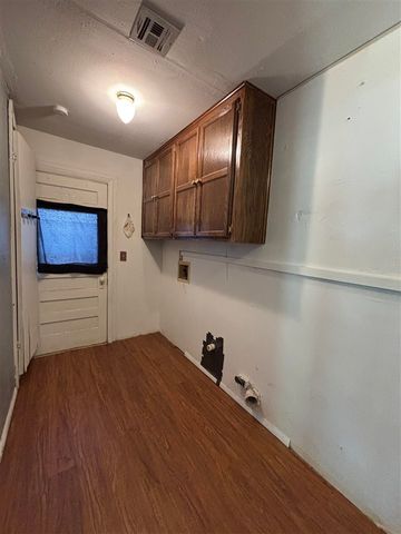 611 7th St, Elgin, OK 73538