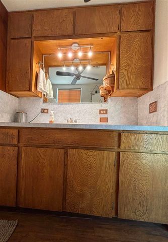 611 7th St, Elgin, OK 73538