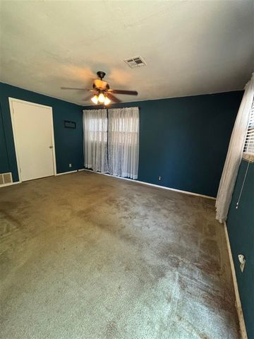 611 7th St, Elgin, OK 73538