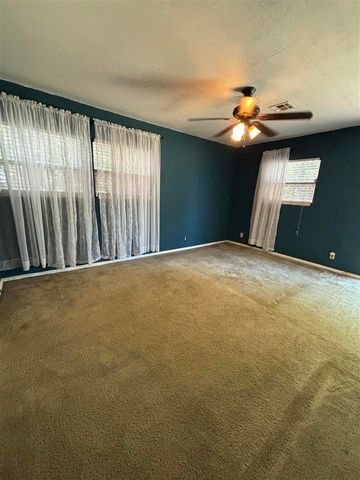611 7th St, Elgin, OK 73538