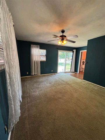 611 7th St, Elgin, OK 73538